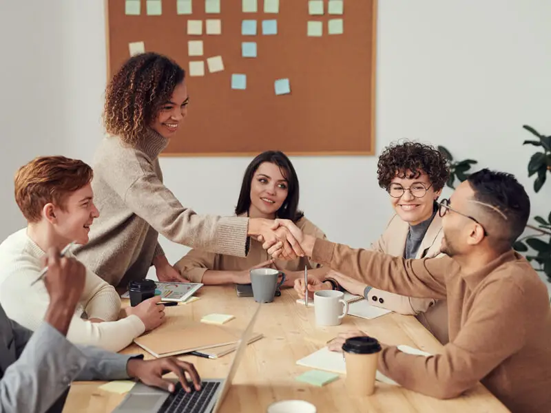 Personnes travaillant autour d'une table